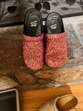 Dansko Women’s Glitter Clog - Pink